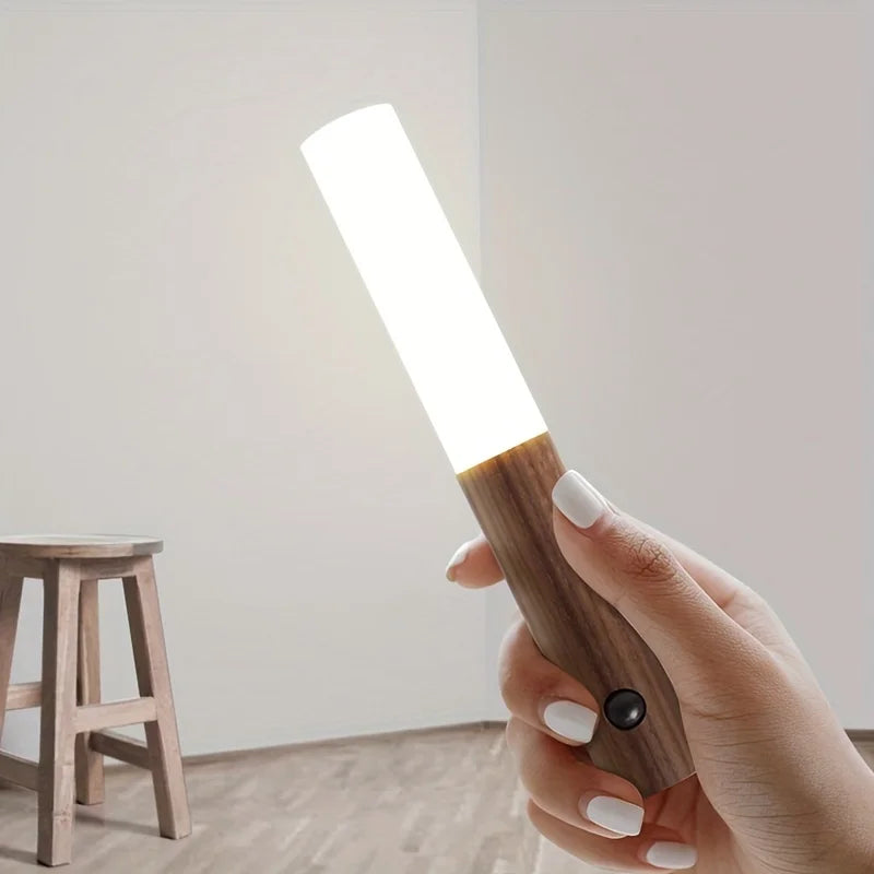 Soluzione di Illuminazione Intelligente e Versatile per Ambienti Domestici